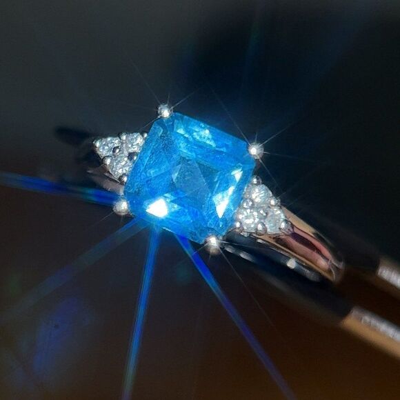 14k London Topaz / 6 Diamonds Ring - Picture 3 of 11